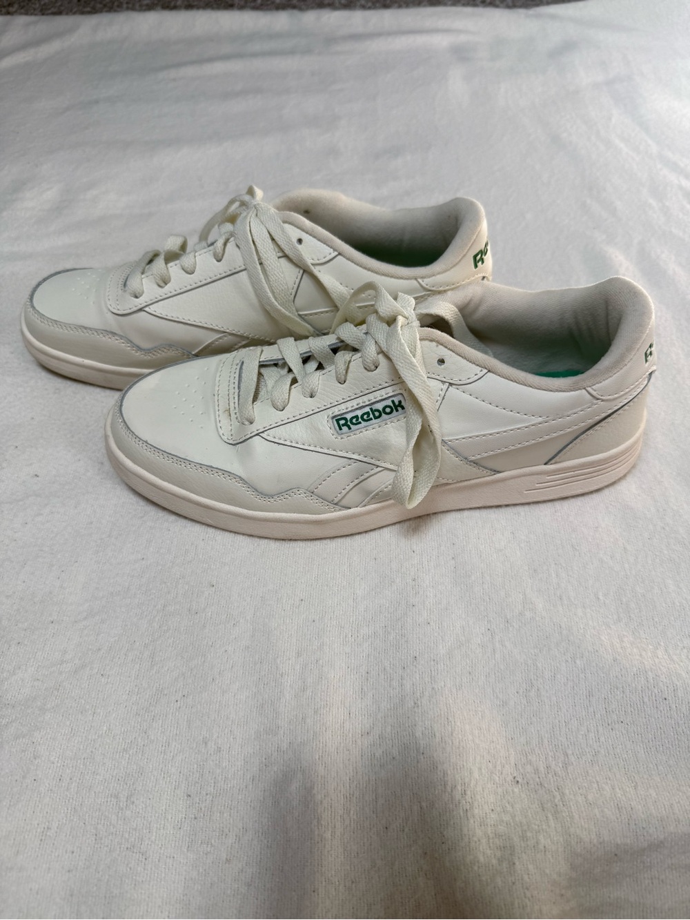 Reebok Women’s Off-White Leather Low-Top Sneakers with Green Logo Size 8
